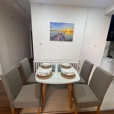 Yellow Sky Center Apartment